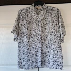 Talbots Women’s Short Sleeve Button Down Blouse Size 6 w/blue flowers